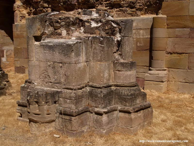 DETALLE DE LOS RESTOS DEL ARRANQUE DE UNA PILASTRA DE LA NAVE